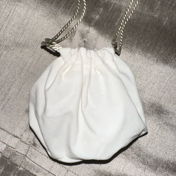 ⭐️VINCE CAMUTO⭐️RARE MOD WHITE CUFF BRACELET - Picture 6 of 8